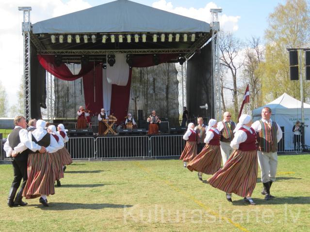 Kolektīvs kopā ar kapelu "Bumburneicys" "Baltā galdauta" svētku koncertā Viļānos